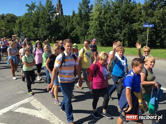 Zdjęcie w galerii na portalu naszraciborz.pl: Pielgrzymi z powiatu raciborskiego i Kietrza już w drodze do Częstochowy WIDEO wiadomości z regionu
