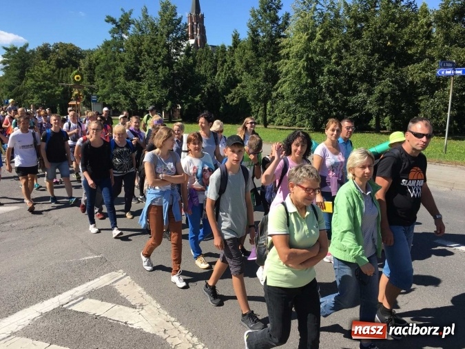 Zdjęcie w galerii na portalu naszraciborz.pl: Pielgrzymi z powiatu raciborskiego i Kietrza już w drodze do Częstochowy WIDEO wiadomości z regionu