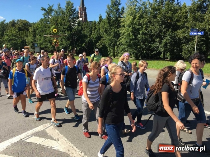 Zdjęcie w galerii na portalu naszraciborz.pl: Pielgrzymi z powiatu raciborskiego i Kietrza już w drodze do Częstochowy WIDEO wiadomości z regionu