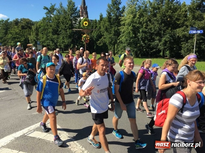 Zdjęcie w galerii na portalu naszraciborz.pl: Pielgrzymi z powiatu raciborskiego i Kietrza już w drodze do Częstochowy WIDEO wiadomości z regionu