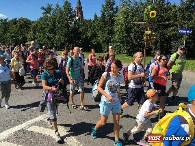 Zdjęcie w galerii na portalu naszraciborz.pl: Pielgrzymi z powiatu raciborskiego i Kietrza już w drodze do Częstochowy WIDEO wiadomości z regionu
