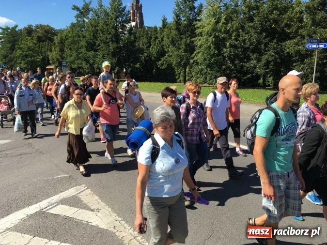Zdjęcie w galerii na portalu naszraciborz.pl: Pielgrzymi z powiatu raciborskiego i Kietrza już w drodze do Częstochowy WIDEO wiadomości z regionu