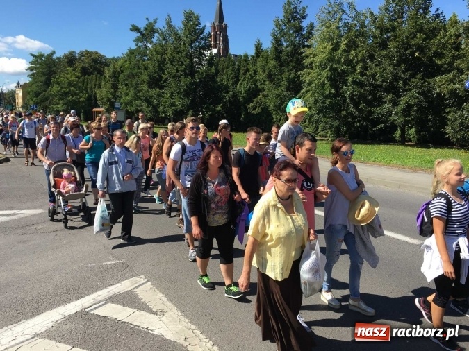 Zdjęcie w galerii na portalu naszraciborz.pl: Pielgrzymi z powiatu raciborskiego i Kietrza już w drodze do Częstochowy WIDEO wiadomości z regionu