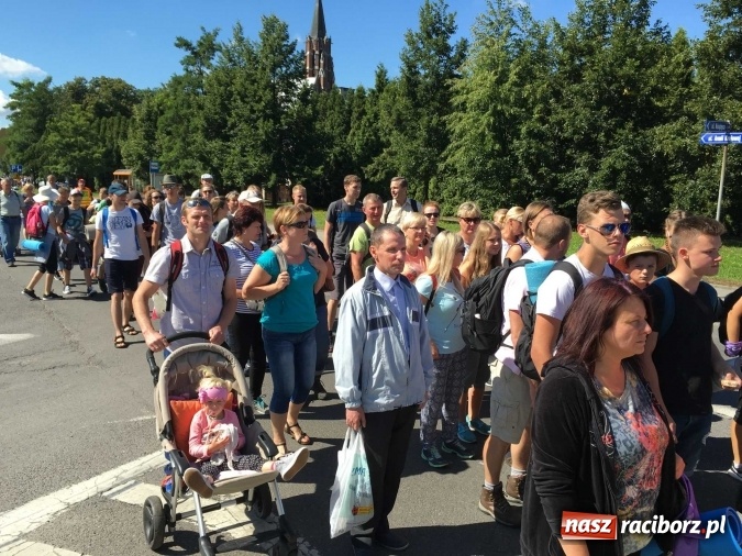 Zdjęcie w galerii na portalu naszraciborz.pl: Pielgrzymi z powiatu raciborskiego i Kietrza już w drodze do Częstochowy WIDEO wiadomości z regionu