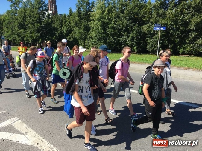 Zdjęcie w galerii na portalu naszraciborz.pl: Pielgrzymi z powiatu raciborskiego i Kietrza już w drodze do Częstochowy WIDEO wiadomości z regionu