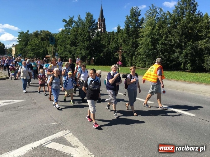 Zdjęcie w galerii na portalu naszraciborz.pl: Pielgrzymi z powiatu raciborskiego i Kietrza już w drodze do Częstochowy WIDEO wiadomości z regionu