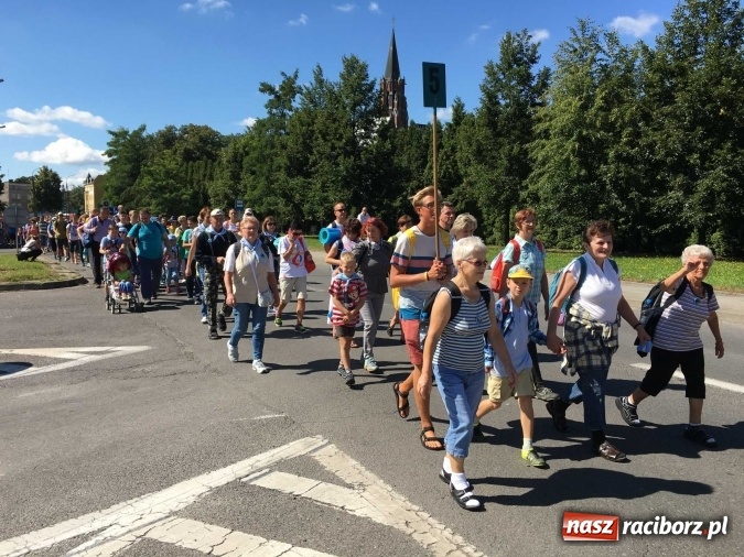 Zdjęcie w galerii na portalu naszraciborz.pl: Pielgrzymi z powiatu raciborskiego i Kietrza już w drodze do Częstochowy WIDEO wiadomości z regionu