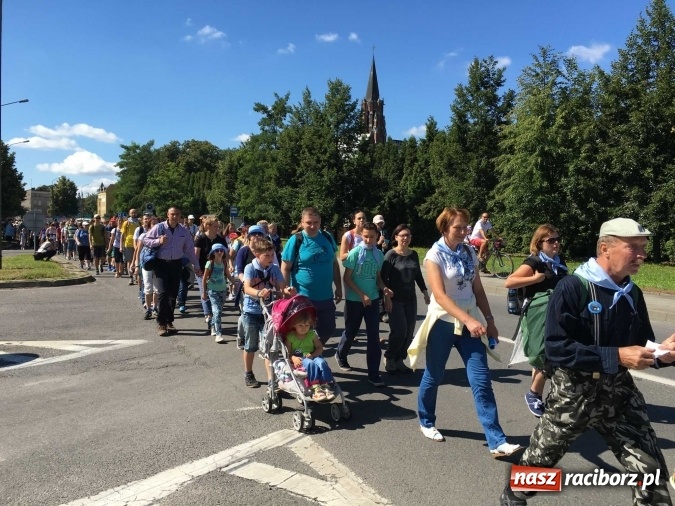 Zdjęcie w galerii na portalu naszraciborz.pl: Pielgrzymi z powiatu raciborskiego i Kietrza już w drodze do Częstochowy WIDEO wiadomości z regionu