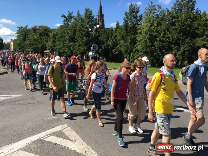 Zdjęcie w galerii na portalu naszraciborz.pl: Pielgrzymi z powiatu raciborskiego i Kietrza już w drodze do Częstochowy WIDEO wiadomości z regionu