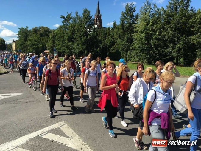 Zdjęcie w galerii na portalu naszraciborz.pl: Pielgrzymi z powiatu raciborskiego i Kietrza już w drodze do Częstochowy WIDEO wiadomości z regionu