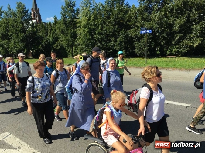 Zdjęcie w galerii na portalu naszraciborz.pl: Pielgrzymi z powiatu raciborskiego i Kietrza już w drodze do Częstochowy WIDEO wiadomości z regionu