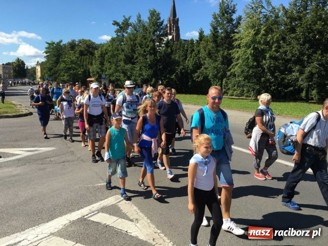 Zdjęcie w galerii na portalu naszraciborz.pl: Pielgrzymi z powiatu raciborskiego i Kietrza już w drodze do Częstochowy WIDEO wiadomości z regionu
