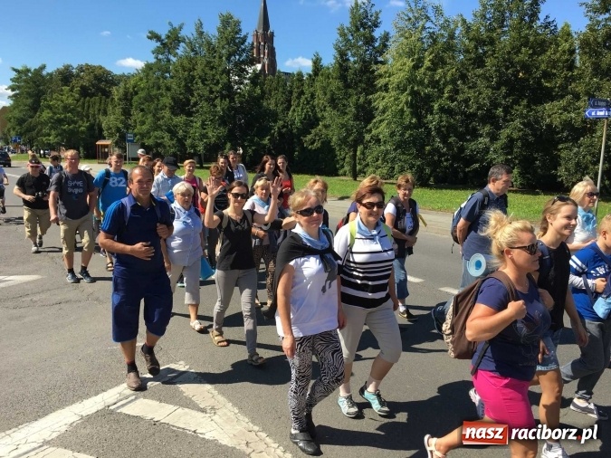 Zdjęcie w galerii na portalu naszraciborz.pl: Pielgrzymi z powiatu raciborskiego i Kietrza już w drodze do Częstochowy WIDEO wiadomości z regionu