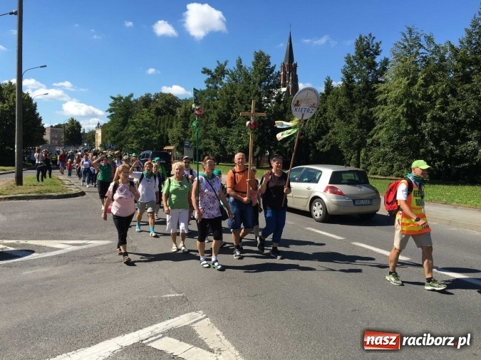 Zdjęcie w galerii na portalu naszraciborz.pl: Pielgrzymi z powiatu raciborskiego i Kietrza już w drodze do Częstochowy WIDEO wiadomości z regionu