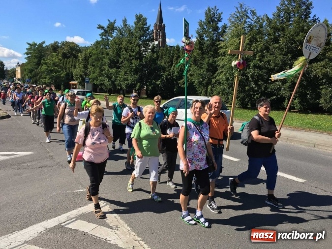 Zdjęcie w galerii na portalu naszraciborz.pl: Pielgrzymi z powiatu raciborskiego i Kietrza już w drodze do Częstochowy WIDEO wiadomości z regionu