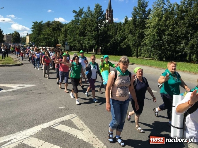 Zdjęcie w galerii na portalu naszraciborz.pl: Pielgrzymi z powiatu raciborskiego i Kietrza już w drodze do Częstochowy WIDEO wiadomości z regionu