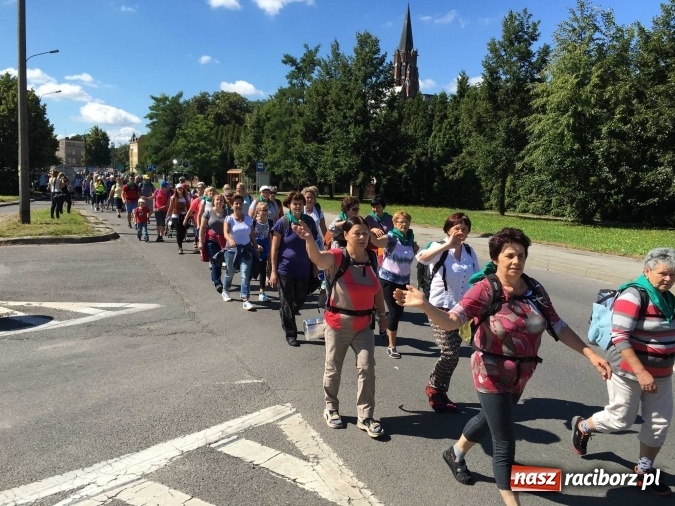 Zdjęcie w galerii na portalu naszraciborz.pl: Pielgrzymi z powiatu raciborskiego i Kietrza już w drodze do Częstochowy WIDEO wiadomości z regionu