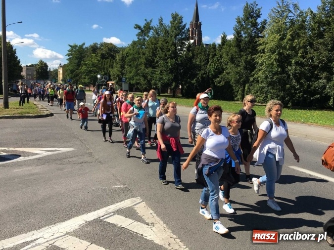 Zdjęcie w galerii na portalu naszraciborz.pl: Pielgrzymi z powiatu raciborskiego i Kietrza już w drodze do Częstochowy WIDEO wiadomości z regionu