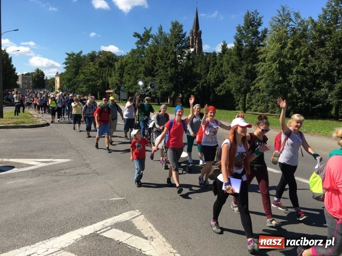 Zdjęcie w galerii na portalu naszraciborz.pl: Pielgrzymi z powiatu raciborskiego i Kietrza już w drodze do Częstochowy WIDEO wiadomości z regionu