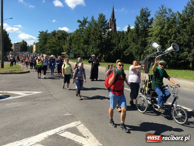 Zdjęcie w galerii na portalu naszraciborz.pl: Pielgrzymi z powiatu raciborskiego i Kietrza już w drodze do Częstochowy WIDEO wiadomości z regionu