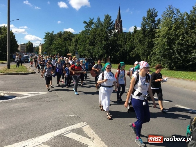 Zdjęcie w galerii na portalu naszraciborz.pl: Pielgrzymi z powiatu raciborskiego i Kietrza już w drodze do Częstochowy WIDEO wiadomości z regionu