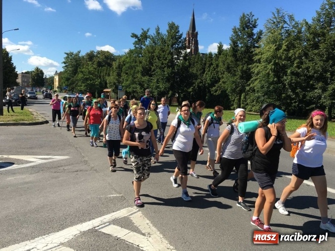 Zdjęcie w galerii na portalu naszraciborz.pl: Pielgrzymi z powiatu raciborskiego i Kietrza już w drodze do Częstochowy WIDEO wiadomości z regionu