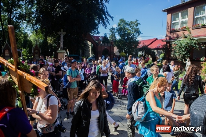Zdjęcie w galerii na portalu naszraciborz.pl: Raciborska pielgrzymka na Jasną Górę. FOTOREPORTAŻ wiadomości z regionu