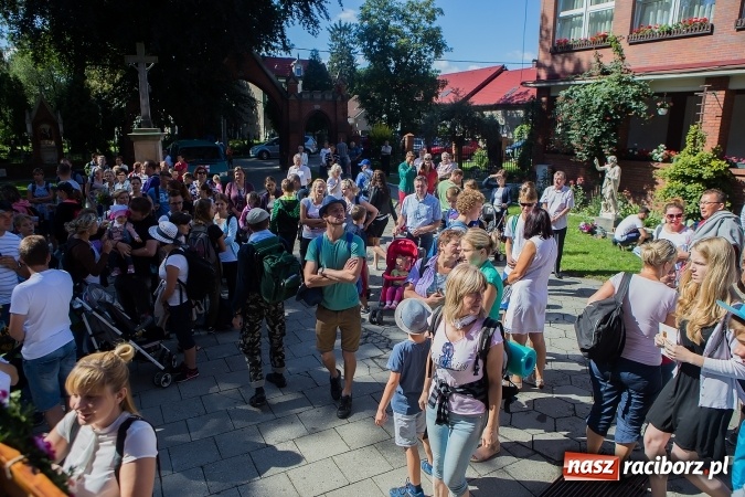 Zdjęcie w galerii na portalu naszraciborz.pl: Raciborska pielgrzymka na Jasną Górę. FOTOREPORTAŻ wiadomości z regionu