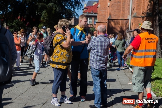 Zdjęcie w galerii na portalu naszraciborz.pl: Raciborska pielgrzymka na Jasną Górę. FOTOREPORTAŻ wiadomości z regionu