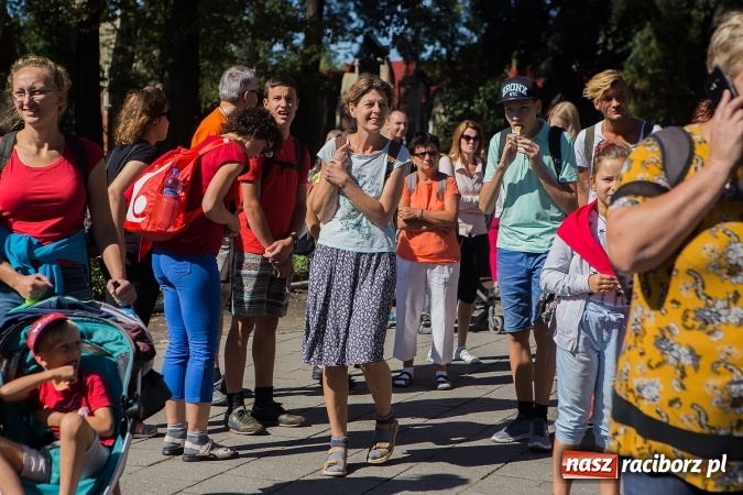 Zdjęcie w galerii na portalu naszraciborz.pl: Raciborska pielgrzymka na Jasną Górę. FOTOREPORTAŻ wiadomości z regionu