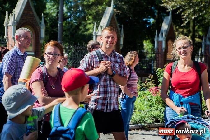 Zdjęcie w galerii na portalu naszraciborz.pl: Raciborska pielgrzymka na Jasną Górę. FOTOREPORTAŻ wiadomości z regionu