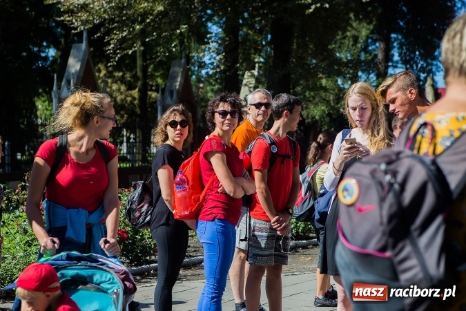 Zdjęcie w galerii na portalu naszraciborz.pl: Raciborska pielgrzymka na Jasną Górę. FOTOREPORTAŻ wiadomości z regionu