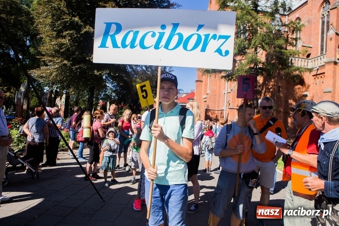 Zdjęcie w galerii na portalu naszraciborz.pl: Raciborska pielgrzymka na Jasną Górę. FOTOREPORTAŻ wiadomości z regionu