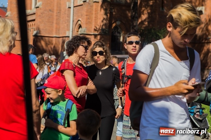 Zdjęcie w galerii na portalu naszraciborz.pl: Raciborska pielgrzymka na Jasną Górę. FOTOREPORTAŻ wiadomości z regionu