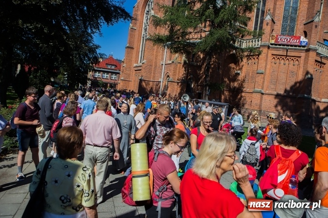 Zdjęcie w galerii na portalu naszraciborz.pl: Raciborska pielgrzymka na Jasną Górę. FOTOREPORTAŻ wiadomości z regionu