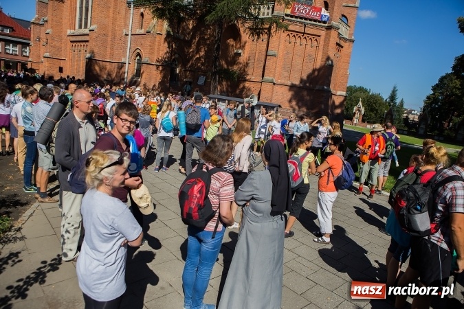 Zdjęcie w galerii na portalu naszraciborz.pl: Raciborska pielgrzymka na Jasną Górę. FOTOREPORTAŻ wiadomości z regionu