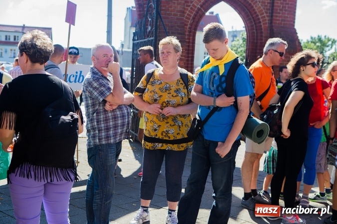 Zdjęcie w galerii na portalu naszraciborz.pl: Raciborska pielgrzymka na Jasną Górę. FOTOREPORTAŻ wiadomości z regionu