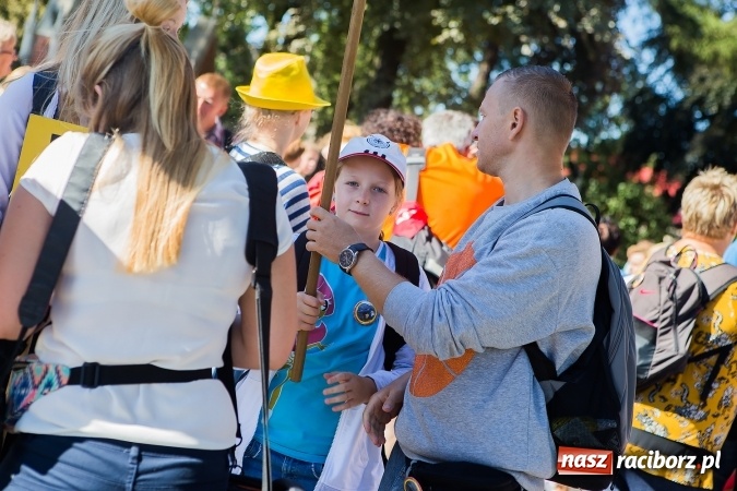 Zdjęcie w galerii na portalu naszraciborz.pl: Raciborska pielgrzymka na Jasną Górę. FOTOREPORTAŻ wiadomości z regionu
