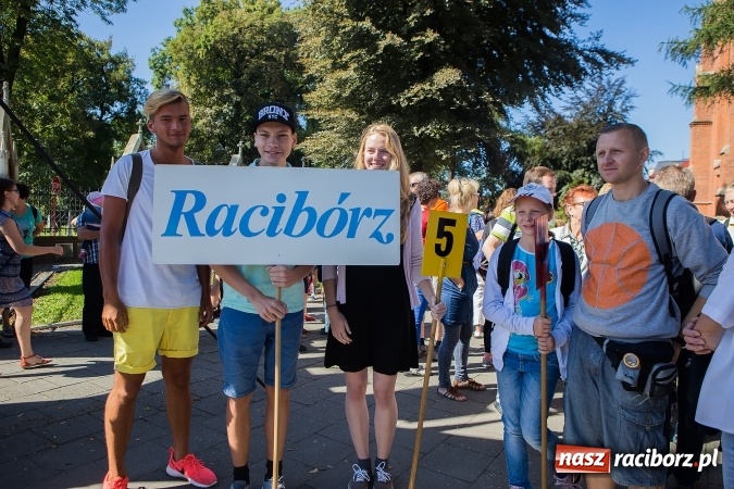 Zdjęcie w galerii na portalu naszraciborz.pl: Raciborska pielgrzymka na Jasną Górę. FOTOREPORTAŻ wiadomości z regionu
