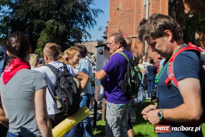 Zdjęcie w galerii na portalu naszraciborz.pl: Raciborska pielgrzymka na Jasną Górę. FOTOREPORTAŻ wiadomości z regionu