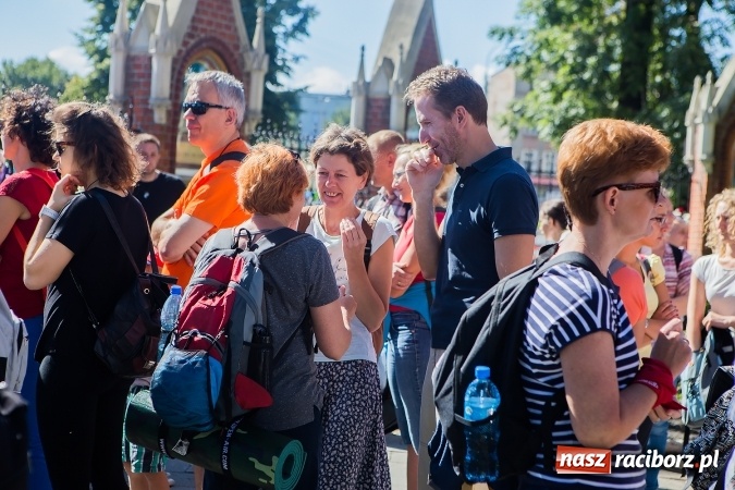 Zdjęcie w galerii na portalu naszraciborz.pl: Raciborska pielgrzymka na Jasną Górę. FOTOREPORTAŻ wiadomości z regionu