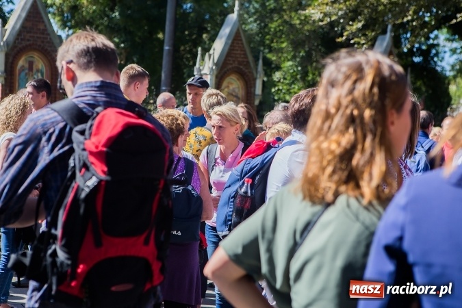 Zdjęcie w galerii na portalu naszraciborz.pl: Raciborska pielgrzymka na Jasną Górę. FOTOREPORTAŻ wiadomości z regionu