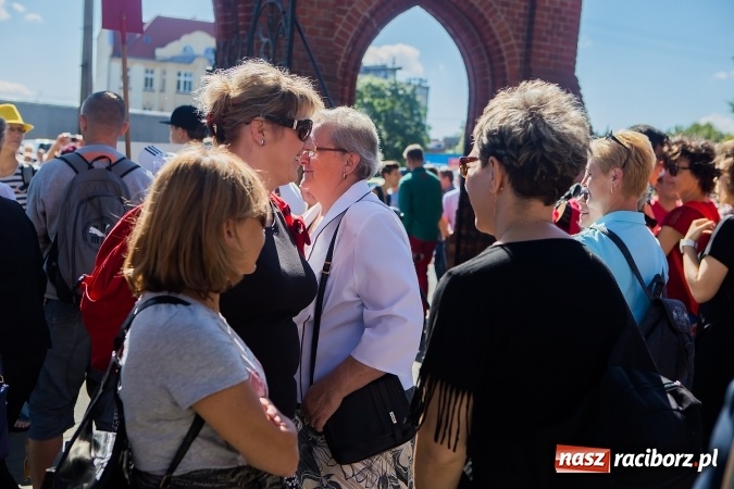 Zdjęcie w galerii na portalu naszraciborz.pl: Raciborska pielgrzymka na Jasną Górę. FOTOREPORTAŻ wiadomości z regionu