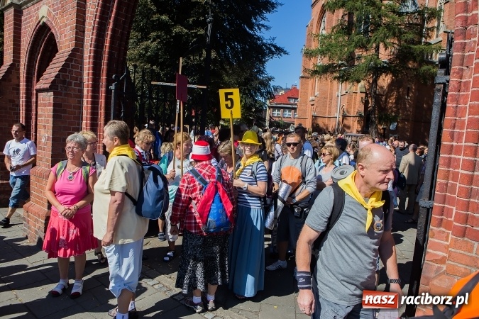 Zdjęcie w galerii na portalu naszraciborz.pl: Raciborska pielgrzymka na Jasną Górę. FOTOREPORTAŻ wiadomości z regionu
