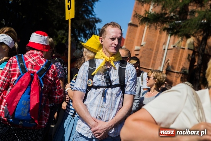 Zdjęcie w galerii na portalu naszraciborz.pl: Raciborska pielgrzymka na Jasną Górę. FOTOREPORTAŻ wiadomości z regionu