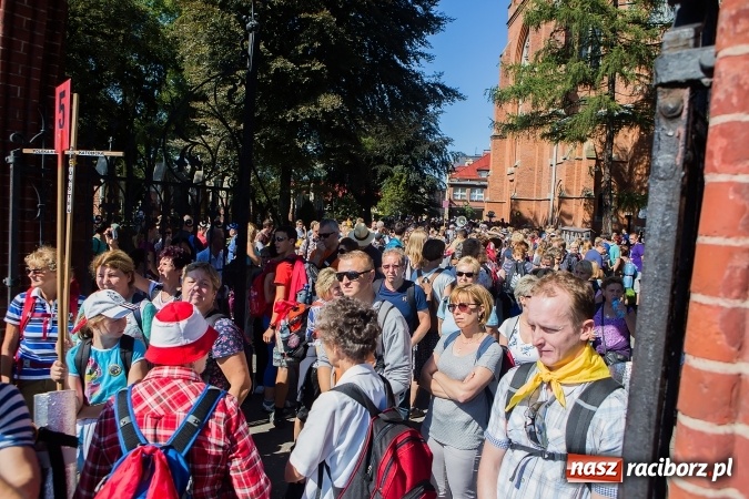 Zdjęcie w galerii na portalu naszraciborz.pl: Raciborska pielgrzymka na Jasną Górę. FOTOREPORTAŻ wiadomości z regionu