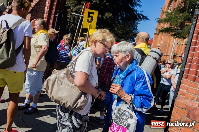 Zdjęcie w galerii na portalu naszraciborz.pl: Raciborska pielgrzymka na Jasną Górę. FOTOREPORTAŻ wiadomości z regionu