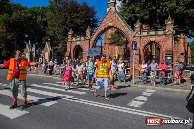 Zdjęcie w galerii na portalu naszraciborz.pl: Raciborska pielgrzymka na Jasną Górę. FOTOREPORTAŻ wiadomości z regionu