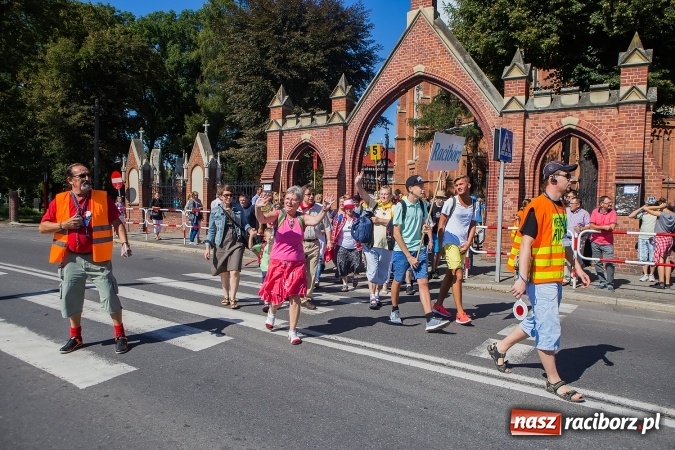 Zdjęcie w galerii na portalu naszraciborz.pl: Raciborska pielgrzymka na Jasną Górę. FOTOREPORTAŻ wiadomości z regionu
