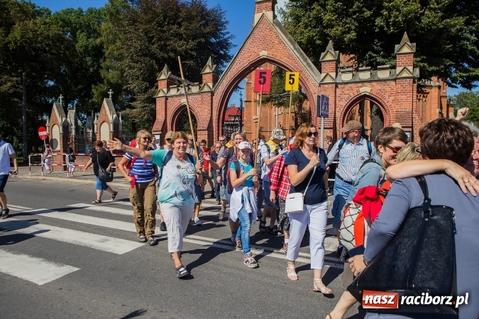 Zdjęcie w galerii na portalu naszraciborz.pl: Raciborska pielgrzymka na Jasną Górę. FOTOREPORTAŻ wiadomości z regionu